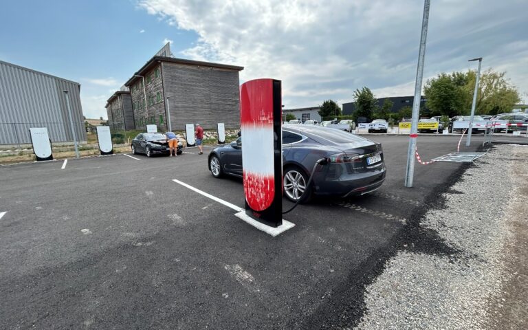 10 Años con mi Tesla Model S: el secreto para ahorrar miles de euros, reducir 13 Toneladas de CO₂ y disfrutar de una conducción de lujo. -Jorge Hueso – Responsable Desarrollo Electrolineras, Acciona Energía